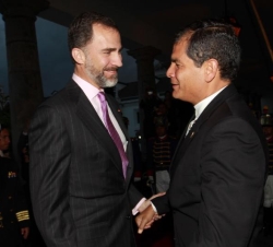 Su Alteza Real el Príncipe de Asturias es recibido por Su Excelencia el Presidente de la República de Ecuador, Rafael Correa a su llegada al Palacio P